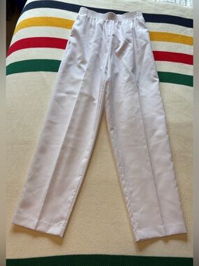✨✨White Alia Petite Pants ✨✨